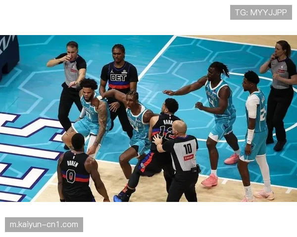 布里奇斯冲入场内推搡杜伦 四场禁赛影响黄蜂附加赛卡位 布里奇斯冲入场内推搡杜伦 四场禁赛影响黄蜂附加赛卡位